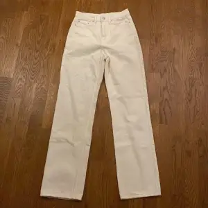 Jättefina vita jeans från Weekday i modellen Rowe straight jeans. Endast använda en gång då de inte passade mig. Stl W26 L32 💗