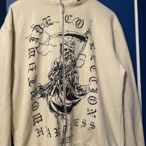 Y2K zip hoodie  - Zip hoodie från boohooman som jag vill sälja för att den var för stor. Inköpt för 310 kr och aldrig använd . Storlek S men större egentligen. Bara att fråga om man undrar något👍