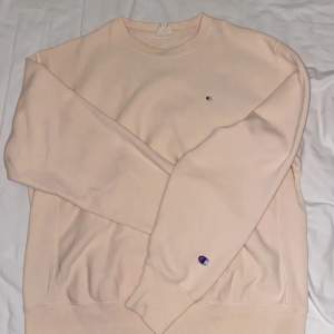 Sweatshirt från Champion i strl M, lite oversized i storleken. Färgen är åt det peach/rosa hållet. 250kr.