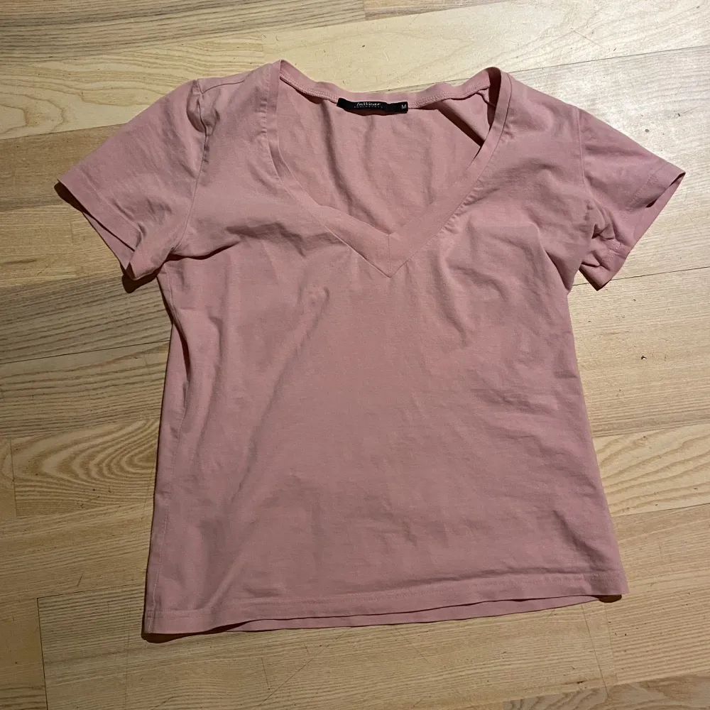 Rosa t-shirt i strl M men passar mer som XS. Bra skick. Pris kan diskuteras. Skriv för fler bilder eller om man har frågor!💗. T-shirts.
