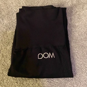 Träningsbyxor dom - Fina träningsbyxor som jag verkligen gillar, säljer då dem blivit för stora. Fri frakt 29-30 januari💕