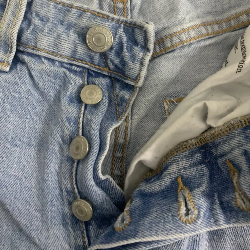 Halvtajta jeans från lager 157. Väldigt hårda jeans. Ingen dragkjedja som gör att dom håller längre. Ganska väl använda men inga slitningar eftersom hålen på knäna ska va där😊 (inte egengjorda) köptes för 300kr . Jeans & Byxor.