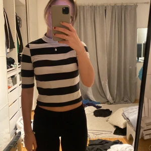 Randig t shirt  - Randig polo t shirt. Ny skick