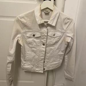 Vit jeansjacka - Vit jeansjacka, några sminkfläckar som går bort i tvätten💞
