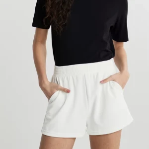 Shorts i frotté  - Shorts i frotté från Gina tricot. Använda Max 2 gånger. Perfekt till sommaren. 80 % bomull & 20 % polyester.