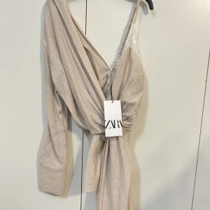Zara topp  - Säljer min fina topp från zara. Aldrig använd prislapp finns kvar. Den är i storlek S säljer för 200kr