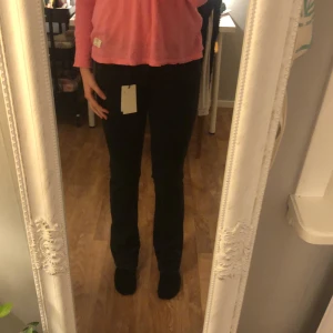 Pepe jeans - SUPERsnygga pepejeans, helt oanvända då jag beställde flera olika stl! Lågmidjade, nypris: 949❤️Har både stl W:26 L:34, W:27 L:34 och W:28 L:34, längden passar 163-175 beroende på hur man vill ha de. Jag är 169.