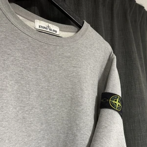 STONE ISLAND CREWNECK - Stone island crewneck storlek M! Tröjan är i bra skick och säljs pga av att jag inte använder den längre, QR code finns i  Kom privat för frågor och funderingar!  Mvh Filip.