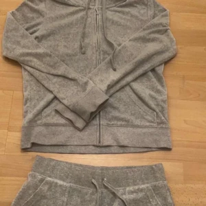 juicy couture dress i grå - Dressen är i bra skick, inga skador köpt på nk, byxorna är i s och koftan i m(säljs i sett)