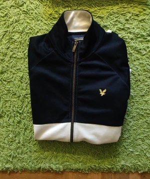 Lyle & Scott Track Jacket  - Storlek Small. Sparsamt använd en handfull gånger.  Köpare står för frakt.