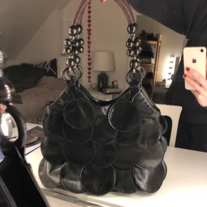 Handväska i skinn med coola detaljer! - Svart handväska i skinn med så coola detaljer! I superfint skick!!!