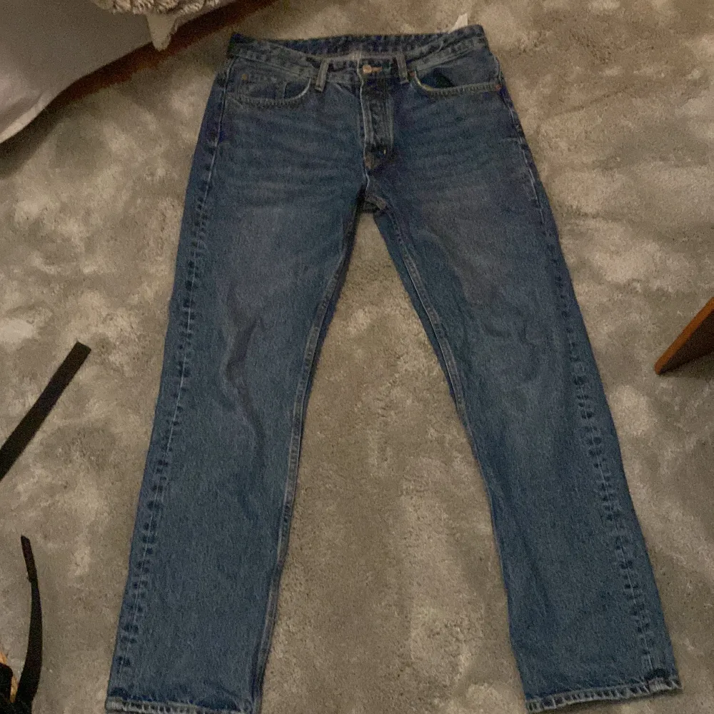 Ett par jeans från zara i straight fit . Jeans & Byxor.