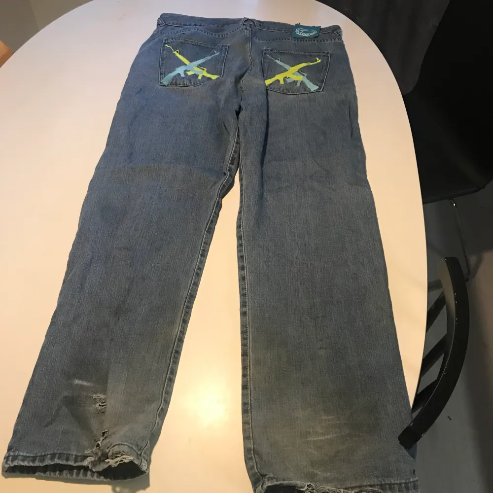 baggy jeans med en al 47 och m16 vid fickorna har använts några gånger . Jeans & Byxor.