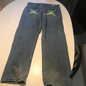 baggy jeans med en al 47 och m16 vid fickorna har använts några gånger 