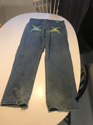 Baggy jeans med m16 o ak  - baggy jeans med en al 47 och m16 vid fickorna har använts några gånger 