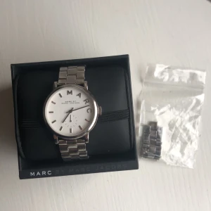 Marc Jacobs klocka - Justerbar Klocka från Marc Jacobs. Den är förkortad så jag skickar med extralänken om den skulle behövas!