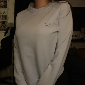 Ljusblå sweatshirt  - Endast använd en gång💙Den är i bra skick och inga defekter💙 Färgen är som på sista bilden💙 SPÅRBAR FRAKT 
