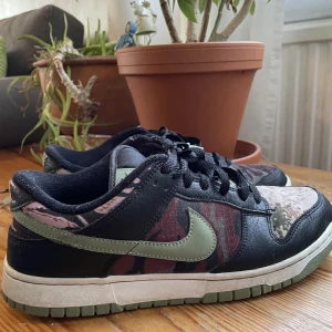 Nike Dunk Low crazy camo - I storlek 43. Dem är i bra skick, kan skicka fler bilder. Köpte dem runt 1 år sedan. Boxen finns inte kvar.