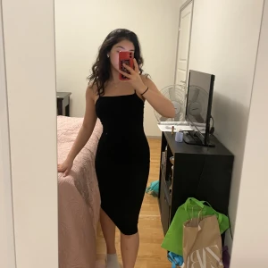 Svart klänning - Svart midlength klänning från Gina tricot som även går att vika upp och ha som kort klänning (sista bilden). Ganska stretchigt tyg