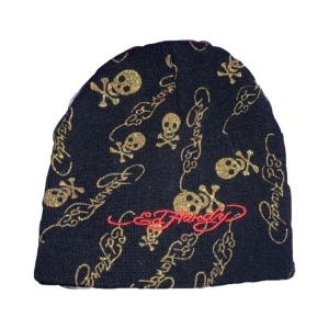 ED Hardy - Helt ny oanvänd ed hardy mössa. Enbart testad för bildens skull. Passar sig till alla huvudformar. Strech bar. Svart med guld detaljer och röd text. Högst bud vinner! Frakt tillkommer 🌱