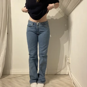 Bikbok mid waist🌸 - Favoritjeans som sitter som en smäck, jag har storlek 36-38 i jeans💞