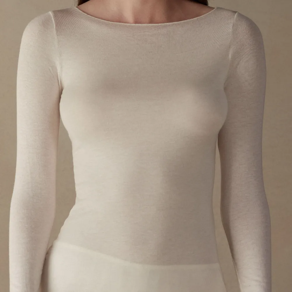 vit tröja ifrån intimissimi i storlek s. använd fåtal gånger så i fint skick, säljer då den inte kommer till användning.❤️. Toppar.