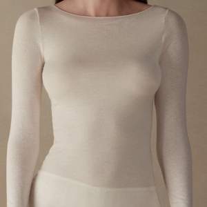 vit tröja ifrån intimissimi i storlek s. använd fåtal gånger så i fint skick, säljer då den inte kommer till användning.❤️