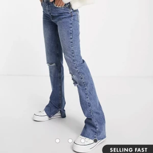 PULL AND BEAR jeans med slits - Använda några gånger, men är i bra skick. För tajta för mig vid höfterna därav vill jag bli av med dem.  Köptes för cirka 400kr säljer för 150kr. 