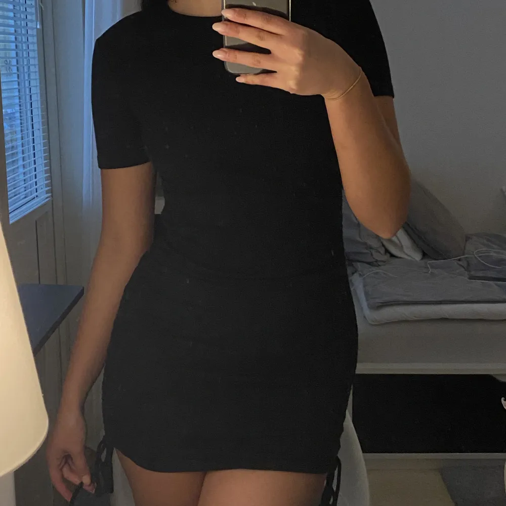 Svart klänning med knytningar vid sidorna från ZARA i storlek S🖤använd max fem gånger!. Mekot.