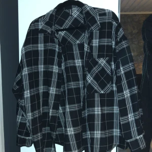 Bomullsskjorta  - Bomullsskjorta i bra skick, inga skador. Väldigt fin oversized. Vid frågor går de bra att höra av sig. Frakt står köparen för