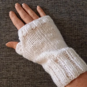 Nya vita torgvantar stl S/M - REA! Ett par nya torgvantar i fräscht vitt. Stickade i ett garn som är varmt och skönt, men inte stickigt. Kan tvättas i 40 grader. Pris 85 kr+ frakt som vanligt brev. Totalt 100 kr. Ord.pris 115kr. Följ mig så ser du nya annonser!