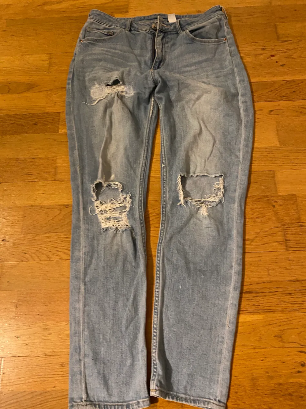 Säljer mina snygga jeans på grund av garderob utränsning, dem har inte kommit till användning så mycket och därav i hyfsat nyskick. . Jeans & Byxor.