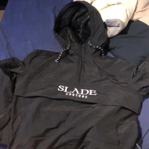 SLADE Jacka - En modell av SLADE som inte säljs längre. Den är bara använd en vinter och säljer nu av den då den är för liten. Köpt för 1500kr