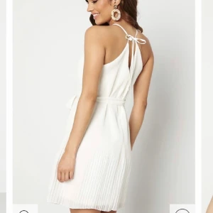 Studentklänning  - Söt vit klänning från bubbleroom. Perfekt för student och skolavslutning. Använd endast en gång. ordinarie: 549kr. pris kan diskuteras 