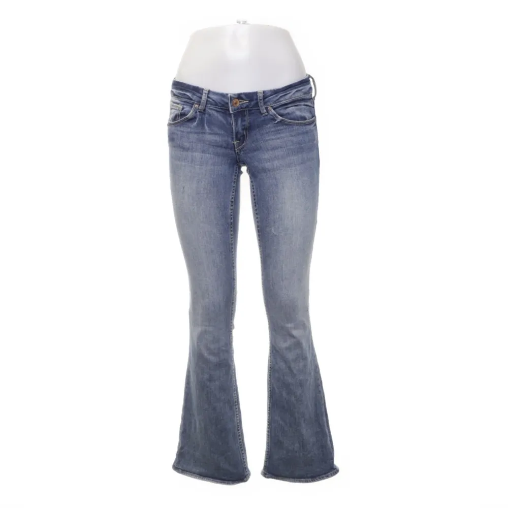 säljer de perfekta lågmidjade jeansen!!⚡️⚡️skriv om du vill köpa 🙏. Jeans & Byxor.