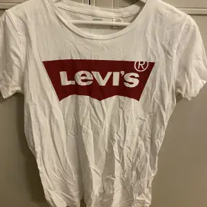 Helt vanlig Levis t-shirts i storleken s säljer för används ej längre