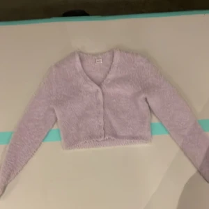 Lindex tröja - Jätte fin fluffig tröja men är för liten för mig