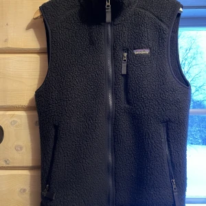 Patagonia väst - Använd 2 gånger, super fin och skön men kommer tvärr aldrig till användning. 