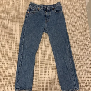 Levis 501 - Säljer mina Levis 501 då dem inte längre kommer till användning .dem är i storlek  W25, L26  men sparsamt använda i jätte fint skick.  Skriv ett dm för fler bilder eller frågor Pris 400+ frakt📦