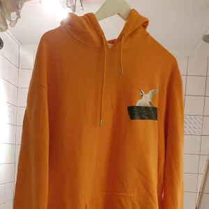 Äkts Axel Arigato hoodie - Säljer min äkta axel Arigato hoodie tröja som är i mycket bra skick och passar till båda kön. Tröjan är slutsåld.passar xs_ l beror på hur man vill ha på sig