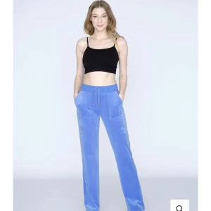 Juicy Couture blåa - Lägger nu upp en intressekoll på mina blåa Juicy Couture byxor. Byxorna är ungefär 2 månader gamla och i fint skick kom privat för fler bilder