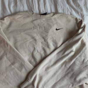 Säljer den här mysiga Nike tröjan då den inte kommer till användning💕 Skriv för mer bilder!!!