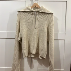 Tröja - Hej! Jag säljer denna tröja för att den inte kommer till användning längre❤️ Den är använd ett få tal gånger och är i super bra skick. Betalning sker via Swish!