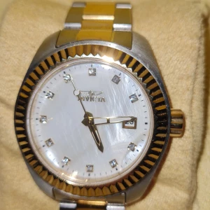 Invicta Klocka  - Invicta klocka  Med diamant minutvisare Funkar utmärkt knappt använd Äktenhetbevis finns. 