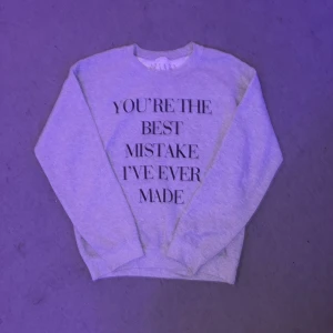 Ariana Grande Vintage Best Mistake Crewneck Grå Storlek Small - Ariana Grande Hoodie Från My Everything 2014 Era I Storlek Small 🖤Bra Skick 🤍