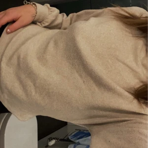 Tröja  - Skit fin biege tröja från Gina tricot i storlek xs 