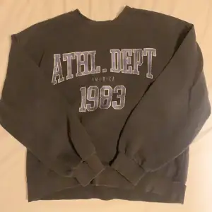 Supersnygg sweatshirt från Gina i storlek XS. Säljer pga använder aldrig (köparen står för frakt)❤️‍🔥