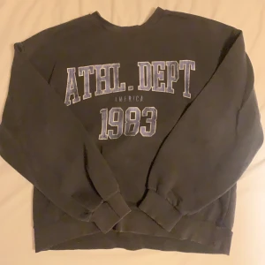 Sweatshirt med tryck Gina Tricot - Supersnygg sweatshirt från Gina i storlek XS. Säljer pga använder aldrig (köparen står för frakt)❤️‍🔥