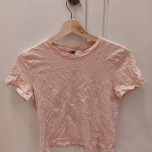 En rosa t-shirt med ett broderat rosa hjärta. Använt ett fåtal gånger och är i bra skick. Den är i st S från H&M. 25kr+frakt