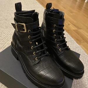 Snygga kängor - Säljer mina helt oanvända kängor pga stor storlek! Riktigt snygga kängor som passar till allt! Nypris 2000kr